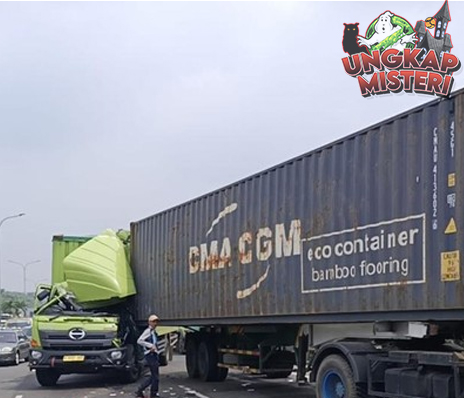 Tabrakan di Tol JORR Truk Trailer Hantam Mobil Boks!