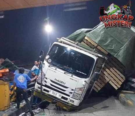 Kecelakaan 2 Truk di GT Ciawi 2 Gardu Tol Hancur