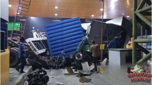 Kecelakaan 2 Truk di GT Ciawi 2 Gardu Tol Hancur