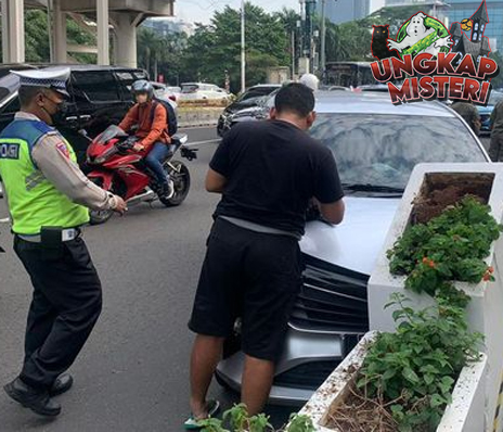 Gatsu Arah Semanggi Macet Usai Kecelakaan