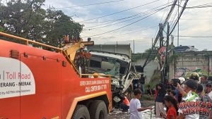 Truk Terjun dari Tol Merak, Tukang Parkir Jadi Korban