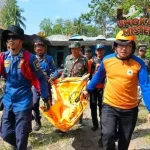 openingceremony.us, Balita Hilang di Irigasi Luwu Ditemukan Tewas Suasana duka menyelimuti warga Kabupaten Luwu, Sulawesi Selatan. Seorang balita yang di laporkan hilang sejak kemarin sore akhirnya di temukan tewas di saluran irigasi yang mengalir deras. Kejadian tragis ini mengguncang perasaan banyak orang, terutama para orang tua yang membayangkan ketakutan saat kehilangan buah hati sekecil itu. Tragedi ini bukan hanya menjadi kisah pilu satu keluarga, tetapi juga pengingat keras bagi masyarakat tentang pentingnya menjaga anak-anak di sekitar area berbahaya seperti sungai, irigasi, atau parit yang tampak tenang di permukaan, namun menyimpan arus kuat di dalamnya. Kronologi Hilangnya Balita di Luwu Peristiwa ini bermula pada sore hari ketika bocah berusia tiga tahun tersebut bermain di sekitar rumahnya yang tidak jauh dari saluran irigasi. Menurut kesaksian warga, sang anak tampak berlarian di sekitar halaman sambil bermain sendirian. Tak lama kemudian, ibunya menyadari sang anak tidak terlihat di mana pun. Panik melanda, keluarga langsung mencari ke berbagai arah. Beberapa tetangga turut membantu menelusuri area sekitar, termasuk semak-semak dan pinggiran irigasi. Malam mulai turun, namun pencarian belum membuahkan hasil. Keluarga akhirnya melapor kepada pihak berwenang untuk meminta bantuan tim SAR. Petugas gabungan dari Basarnas Luwu, aparat kepolisian, dan relawan segera di kerahkan. Mereka melakukan pencarian menggunakan perahu karet dan alat penerangan di sepanjang aliran irigasi. Upaya itu terus di lakukan hingga di ni hari dengan harapan bocah tersebut masih bisa di temukan selamat. Ditemukan Balita Tak Bernyawa di Saluran Irigasi Keesokan paginya, pencarian akhirnya menemukan titik terang. Sekitar satu kilometer dari rumah korban, seorang warga yang ikut membantu menemukan benda kecil mengapung di permukaan air. Setelah di periksa lebih dekat, tubuh kecil itu ternyata adalah bocah yang hilang sejak kemarin. Petugas segera mengevakuasi jasad korban dari air. Suasana haru dan tangis pecah di lokasi saat keluarga datang mengenali anak mereka. Tubuh bocah itu langsung di bawa ke rumah duka untuk di makamkan di kampung halamannya. Menurut hasil pemeriksaan sementara dari pihak kepolisian, tidak di temukan tanda-tanda kekerasan. Dugaan sementara, korban terpeleset saat bermain di pinggir irigasi yang licin lalu terbawa arus deras. Lokasi tersebut memang tidak memiliki pagar pembatas atau pengaman, sehingga anak kecil mudah jatuh jika tidak di awasi. Reaksi Warga dan Pemerintah Setempat Warga sekitar mengaku terpukul dengan kejadian ini. Banyak yang menyesal karena saluran irigasi di kawasan itu belum memiliki sistem pengaman yang layak. Beberapa orang bahkan menyampaikan keinginan agar pemerintah daerah segera memasang pagar pembatas di area rawan agar peristiwa serupa tidak terulang. Kepala Desa tempat kejadian menyatakan turut berduka dan berjanji akan berkoordinasi dengan di nas terkait untuk meninjau ulang keselamatan infrastruktur irigasi di wilayahnya. Ia menegaskan bahwa keselamatan warga, terutama anak-anak, menjadi tanggung jawab bersama antara masyarakat dan pemerintah. Sementara itu, tim SAR Luwu menyampaikan terima kasih kepada seluruh pihak yang telah ikut membantu dalam proses pencarian. Mereka menekankan pentingnya pengawasan ketat terhadap anak-anak, terutama di daerah yang memiliki aliran air terbuka. Pentingnya Pengawasan Anak di Area Berbahaya Tragedi ini membuka mata banyak pihak tentang pentingnya pengawasan orang tua di lingkungan terbuka. Anak-anak usia balita memiliki rasa ingin tahu tinggi, tetapi belum memahami risiko bahaya di sekitar mereka. Bagi mereka, air yang mengalir tampak seperti tempat bermain yang menyenangkan, padahal bisa mematikan. Dalam banyak kasus di Indonesia, kejadian serupa sering terulang di dekat sungai, kolam, atau irigasi. Sebagian besar di sebabkan karena kelengahan sesaat dari orang tua atau kurangnya pagar pengaman di area berisiko tinggi. Padahal, langkah sederhana seperti menutup akses menuju aliran air atau menemani anak saat bermain bisa menyelamatkan nyawa. Kesadaran masyarakat tentang keselamatan anak masih perlu di perkuat. Setiap lingkungan seharusnya memiliki sistem perlindungan anak berbasis komunitas, di mana warga saling menjaga dan memperhatikan aktivitas anak-anak sekitar. Dengan begitu, risiko kehilangan nyawa bisa di tekan. Duka yang Menjadi Pelajaran Bersama Kehilangan seorang anak bukan hanya luka bagi keluarga, tapi juga bagi seluruh masyarakat yang menyaksikannya. Dalam duka itu, tersimpan pesan berharga bahwa keselamatan anak tidak bisa di abaikan. Setiap detik pengawasan memiliki arti besar bagi hidup mereka. Tragedi ini seharusnya menjadi dorongan kuat bagi semua pihak untuk meningkatkan kewaspadaan. Pemerintah dapat memperketat pengawasan di area rawan, sementara warga bisa memperbaiki kebiasaan dalam menjaga anak-anak. Hanya dengan kerja sama, kejadian seperti ini bisa di cegah. Kesimpulan Kisah balita yang di temukan tewas di irigasi Luwu meninggalkan luka mendalam dan pelajaran penting. Kecerobohan kecil bisa berujung kehilangan besar. Dalam kehidupan yang penuh kesibukan, perhatian terhadap anak-anak harus tetap menjadi prioritas. Air yang tampak tenang bisa menyimpan bahaya besar. Karena itu, pengawasan langsung dan lingkungan aman adalah bentuk cinta yang nyata bagi anak-anak. Tragedi ini menjadi pengingat bahwa keselamatan mereka bukan hanya tanggung jawab keluarga, tapi juga masyarakat dan pemerintah. Dari kejadian memilukan ini, semoga muncul kesadaran baru untuk menjaga setiap langkah kecil mereka agar tidak lagi berujung pada kehilangan.