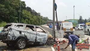 Kecelakaan Picu Kebakaran Mobil di KM 41 Jagorawi