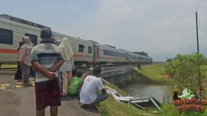 Benturan Maut di Rel Mobil MBG Disambar Kereta