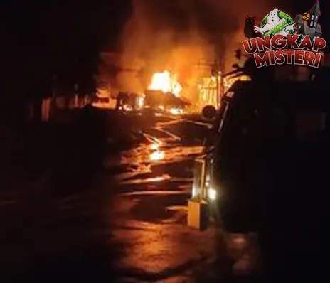 Truk BBM Terguling di Cianjur, 7 Bangunan Hangus!