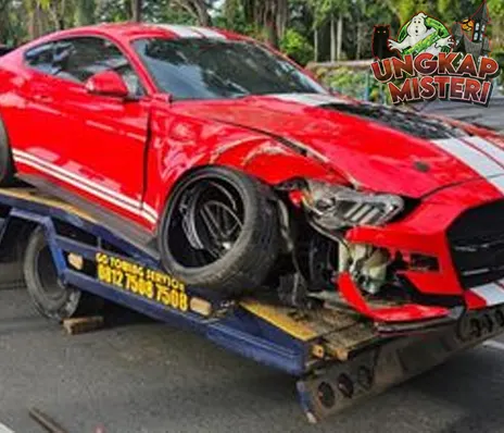 Ford Mustang Tak Punya Pelat Tabrak Pohon Pekanbaru