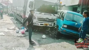 Karawang Tabrakan Maut, 13 Kendaraan Jadi Korban!