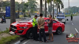 Ford Mustang Tak Punya Pelat Tabrak Pohon Pekanbaru