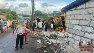 Truk Trailer Tabrak Rumah di Ungasan: 2 Orang Tewas!