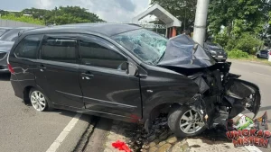 Soetta Mencekam: Mobil Ringsek Tabrak Tiang, 2 Luka!