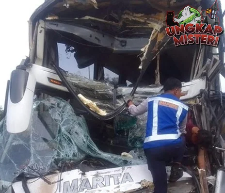 Tol Jagorawi Heboh, Bus Tabrak Truk Akibat Sopir Lelah