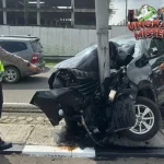 Soetta Mencekam: Mobil Ringsek Tabrak Tiang, 2 Luka!