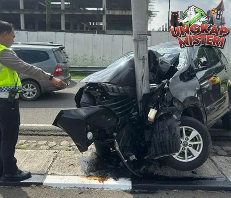 Soetta Mencekam: Mobil Ringsek Tabrak Tiang, 2 Luka!