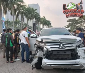 Sejoli Berantem, Tabrakan Beruntun! 2 Pajero Penyok!