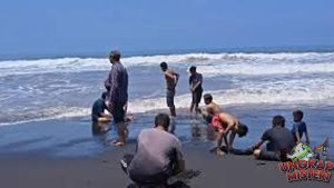 Pantai Lumajang Mencekam! 10 Orang Disambar Petir
